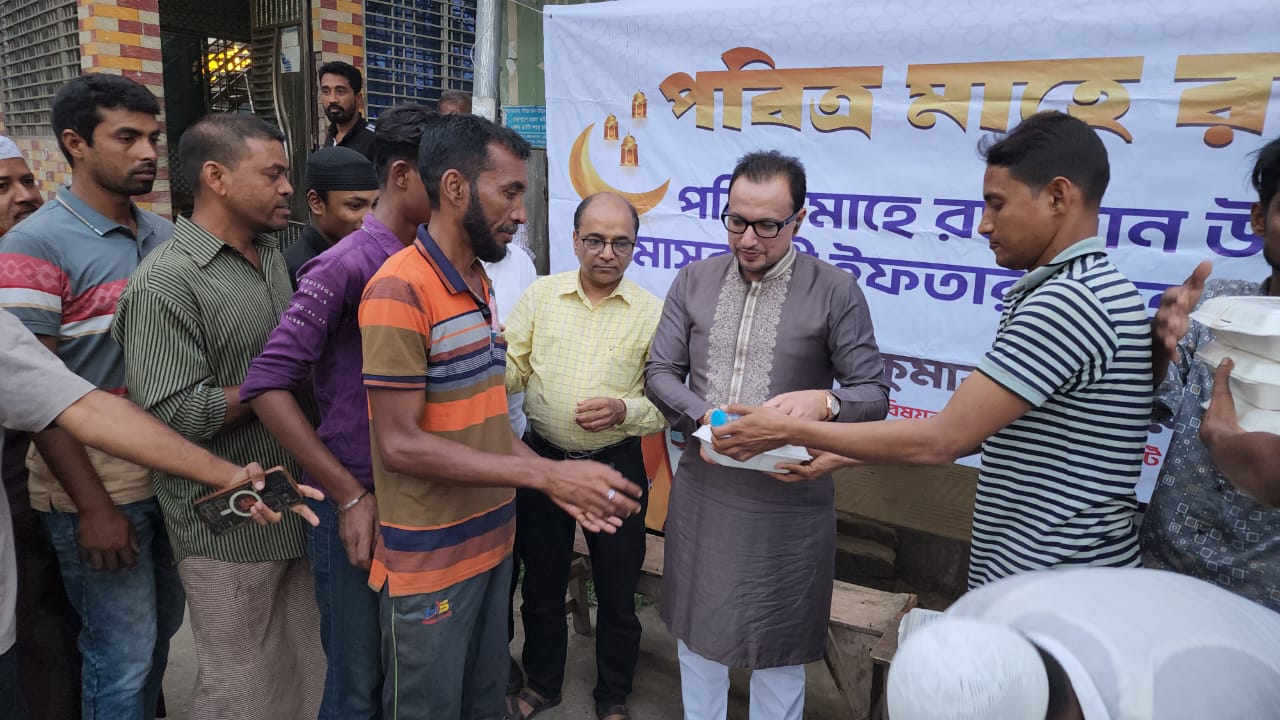 চুয়াডাঙ্গায় মাসব্যাপী ফ্রি ইফতার বিতরণকালে দিলীপ কুমার আগরওয়ালা