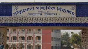 বিদ্যালয়ে শাসন করায় শিক্ষকের বাড়িতে মল ও পটকা নিক্ষেপ