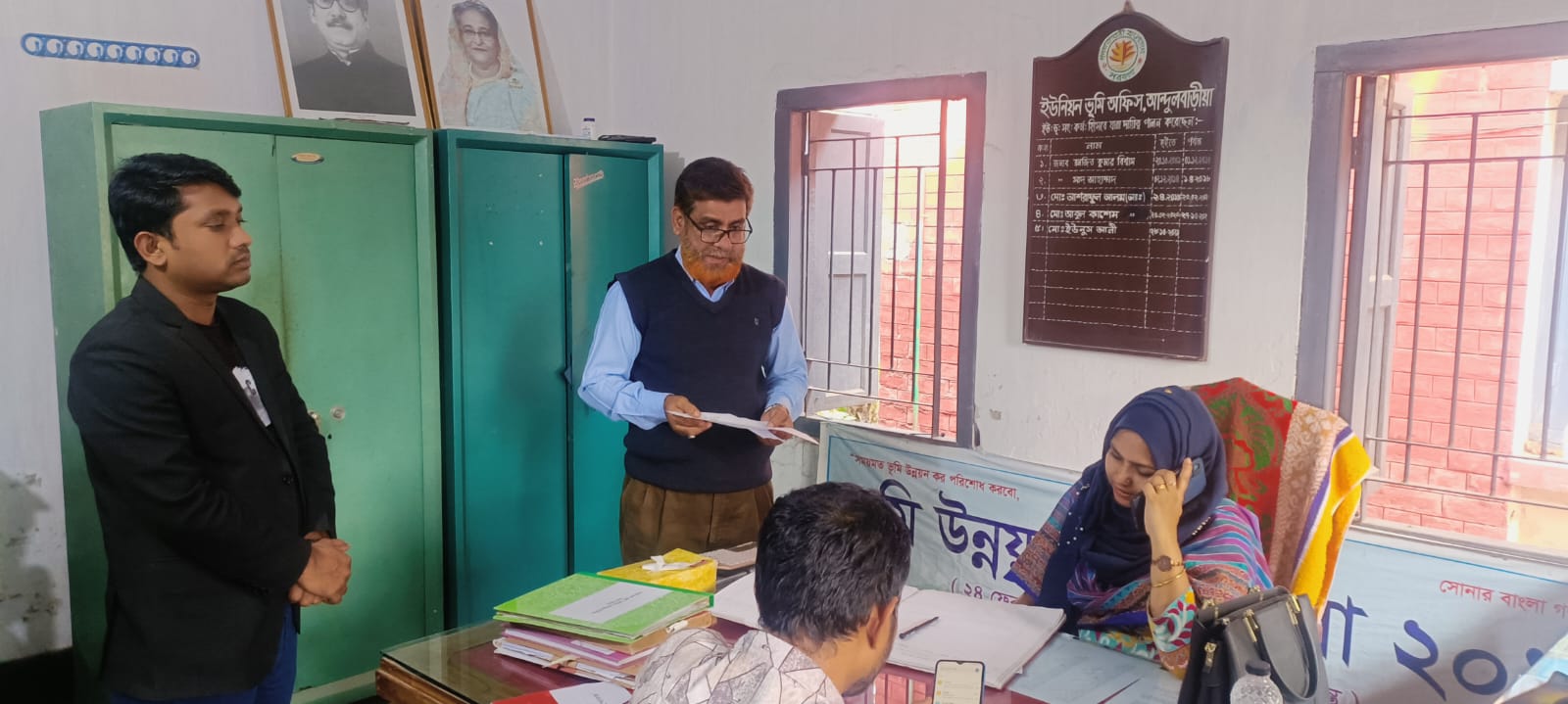 আন্দুলবাড়ীয়া ইউনিয়ন ভূমি অফিস আকস্মিক পরিদর্শন করলেন ইউএনও