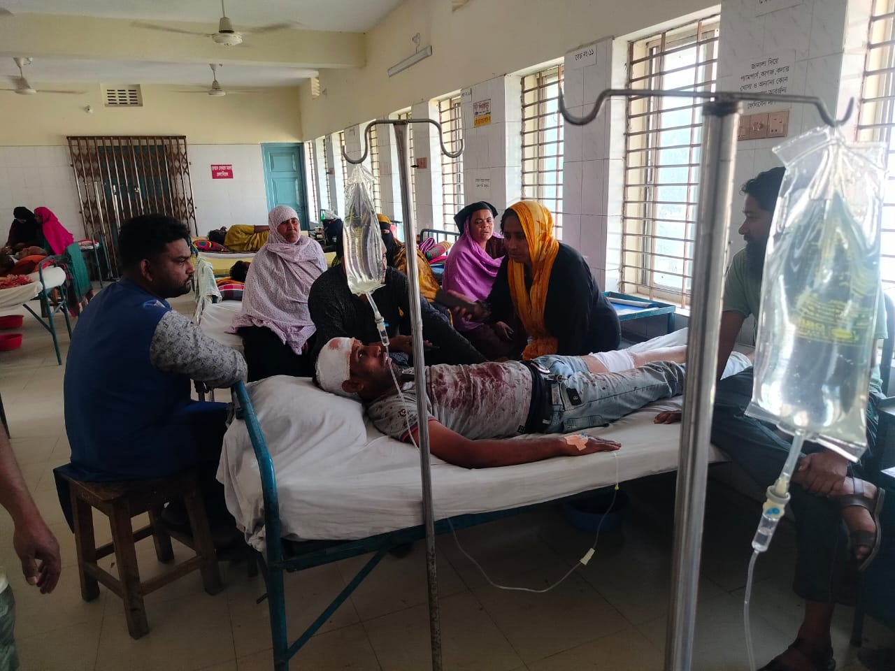 পিতা-পুত্রকে কুপিয়ে জখম, ১০ লাখ টাকা ছিনতাই
