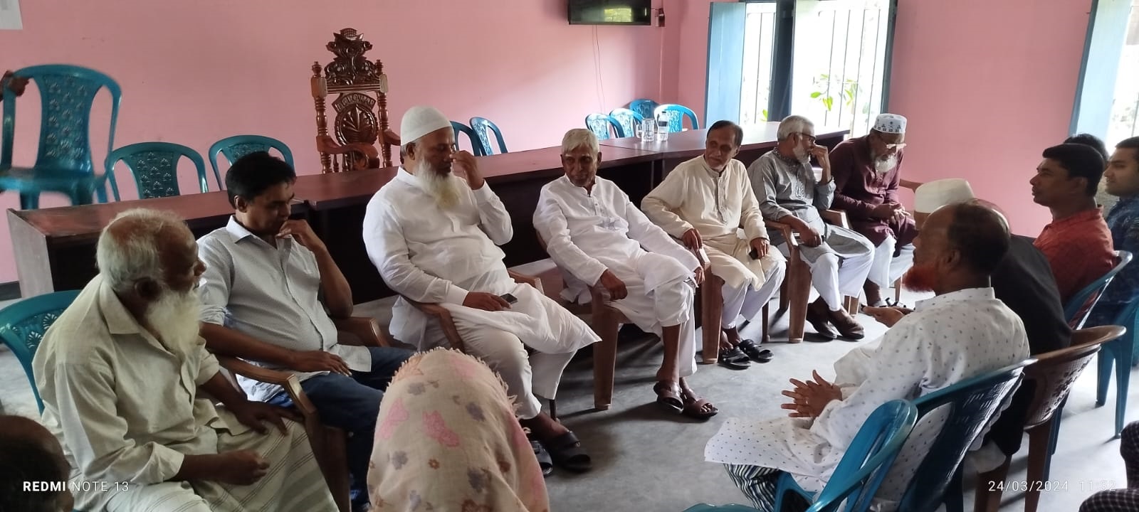 আলমডাঙ্গায় নেতা-কর্মীদের সাথে মতবিনিময়কালে এমপি ছেলুন জোয়ার্দ্দার