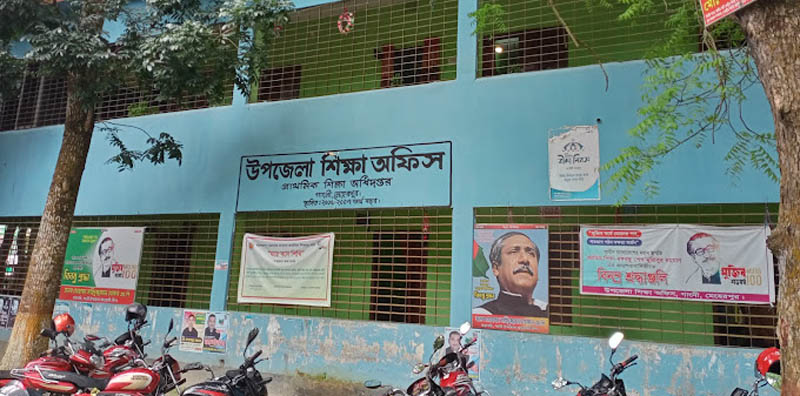 ঘুষ নিয়ে ফেঁসে গেলেন অফিস সহকারী রেজাউল
