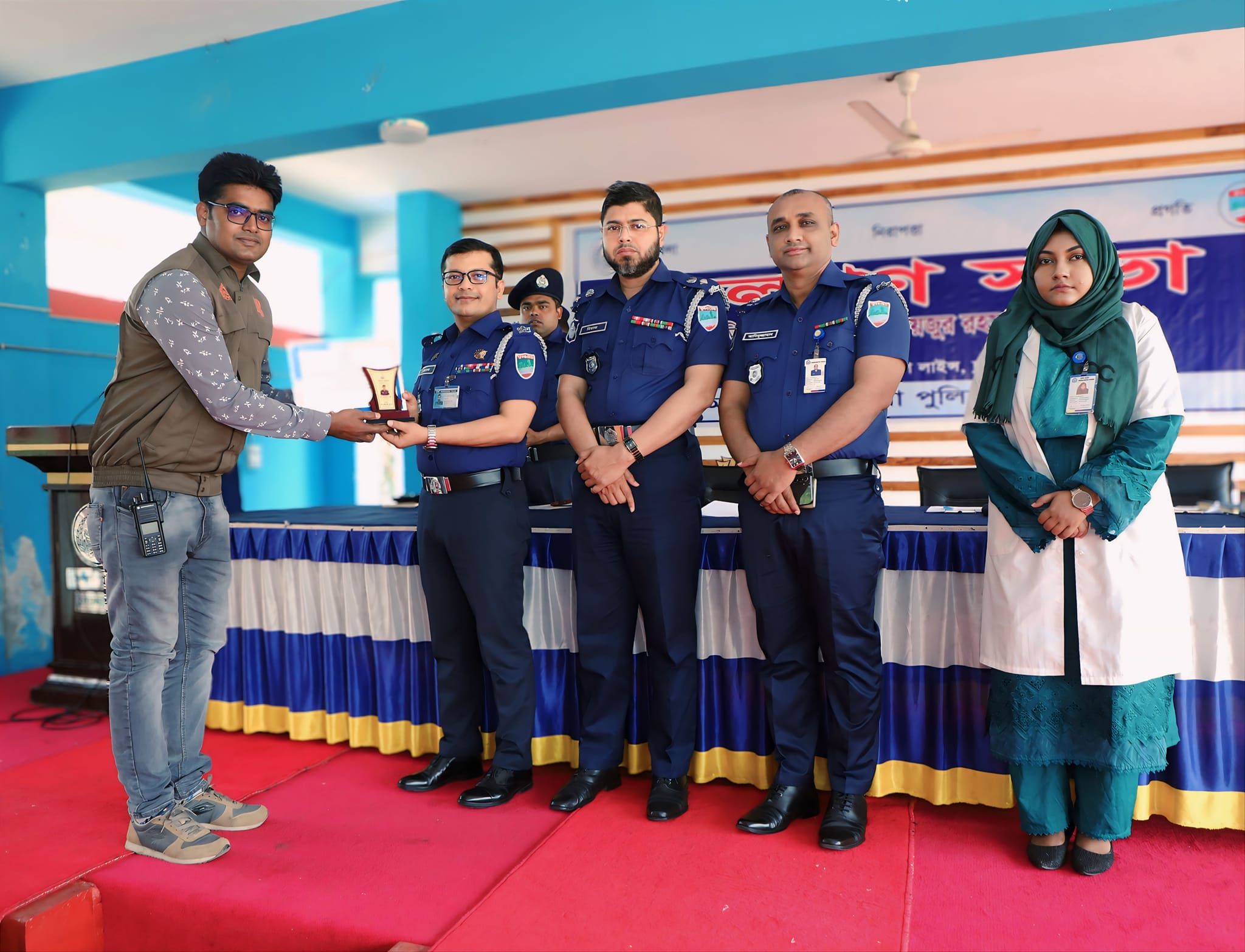 ভালো কাজের স্বীকৃতিস্বরূপ ১৫ জনকে পুরস্কৃত