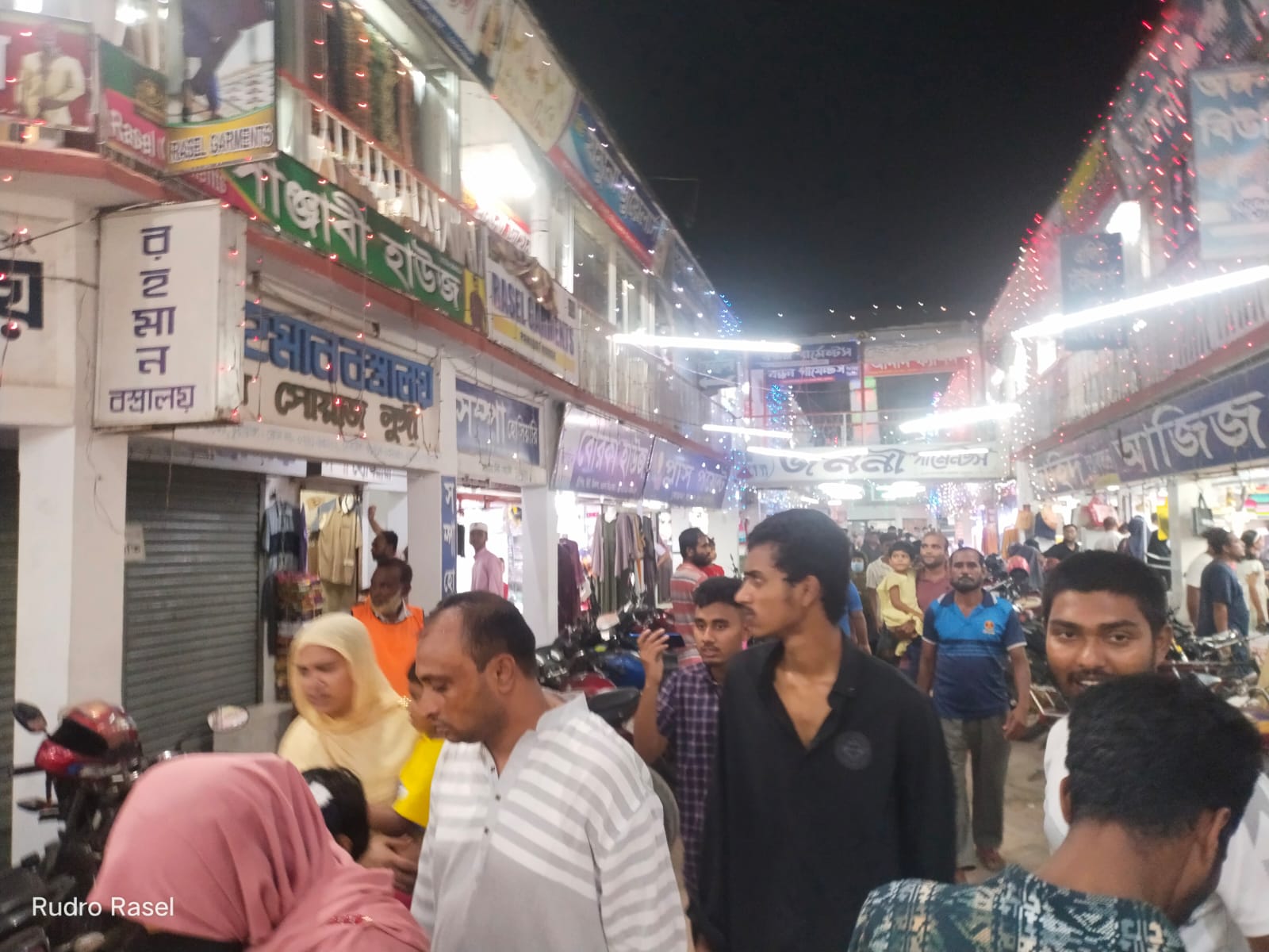 রোজার শেষ শুক্রবারে ছুটির দিনে চুয়াডাঙ্গায় জমজমাট ঈদের বাজার