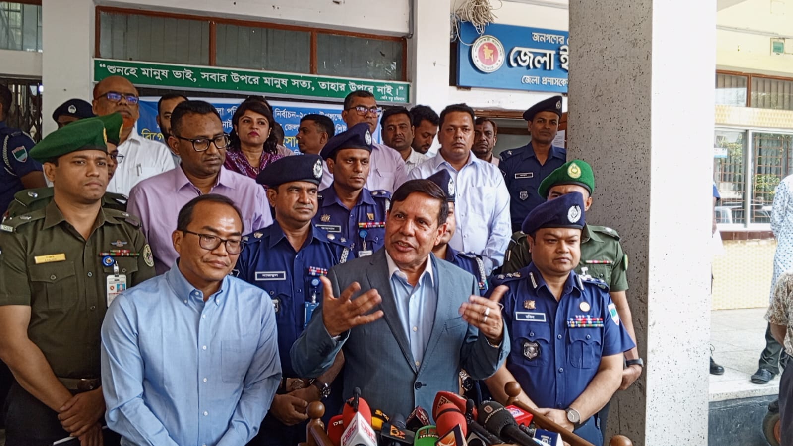 চুয়াডাঙ্গায় নির্বাচন সংশ্লিষ্ট কর্মকর্তা ও প্রার্থীদের সাথে মতবিনিময় শেষে ইসি আহসান হাবিব