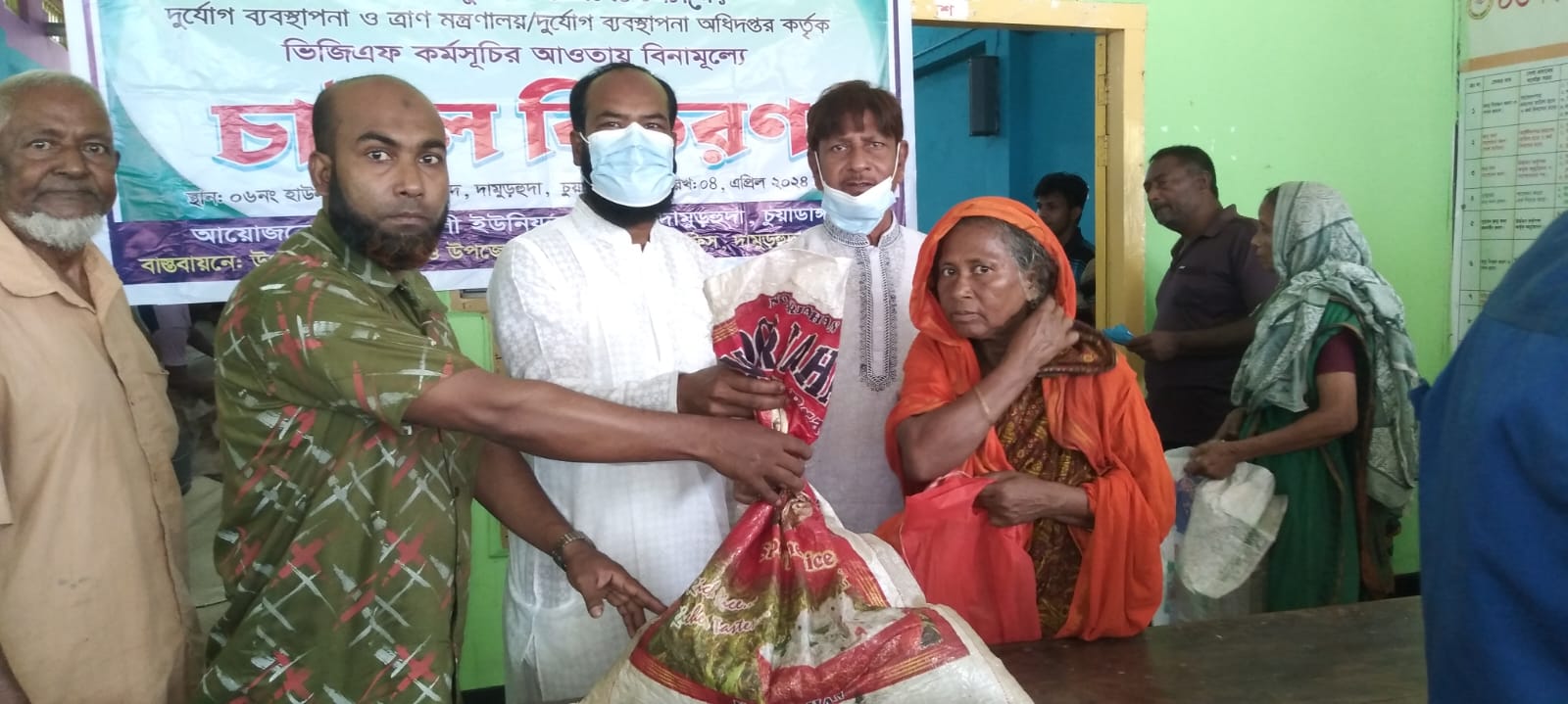 দামুড়হুদা ও মুজিবনগরে ভিজিএফ’র চাল বিতরণ