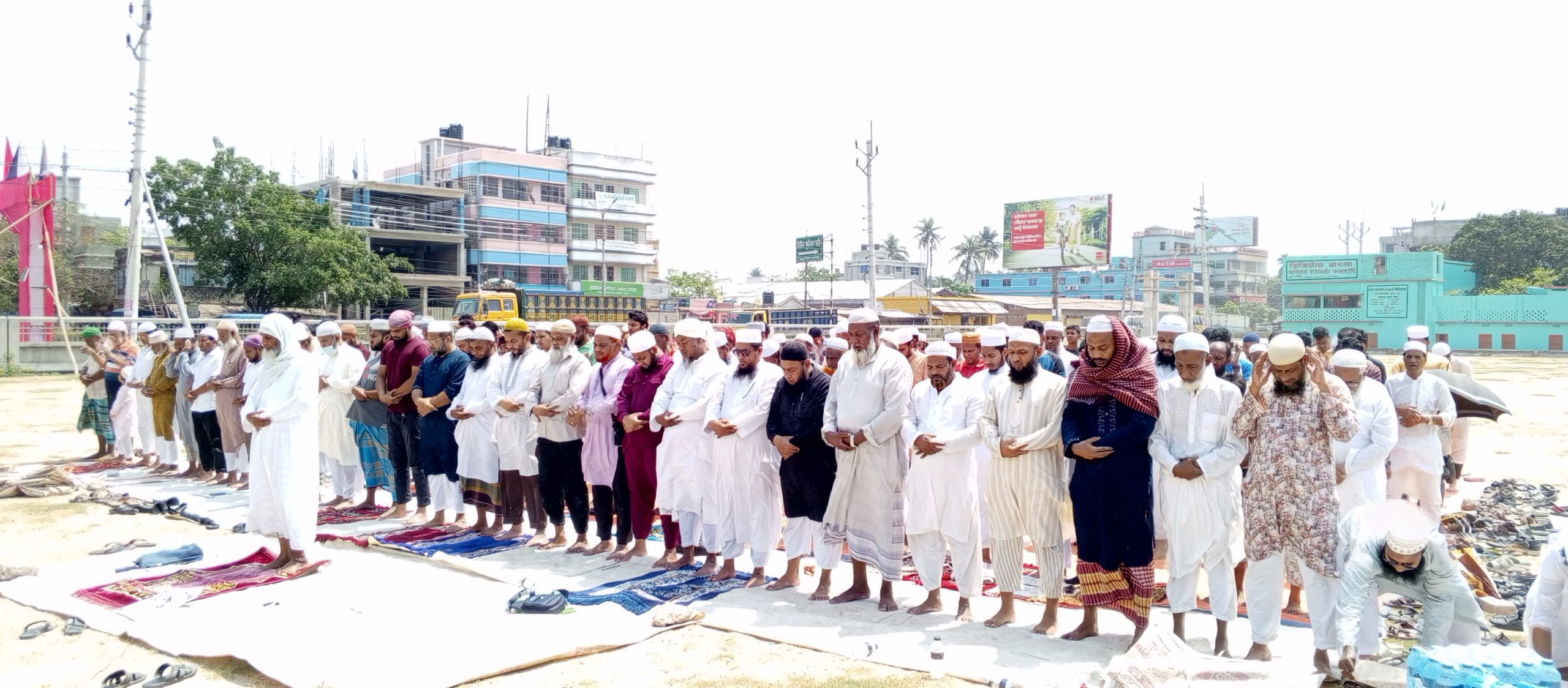 স্বস্তির বৃষ্টির জন্য আল্লাহর দরবারে মুসল্লিদের কান্না