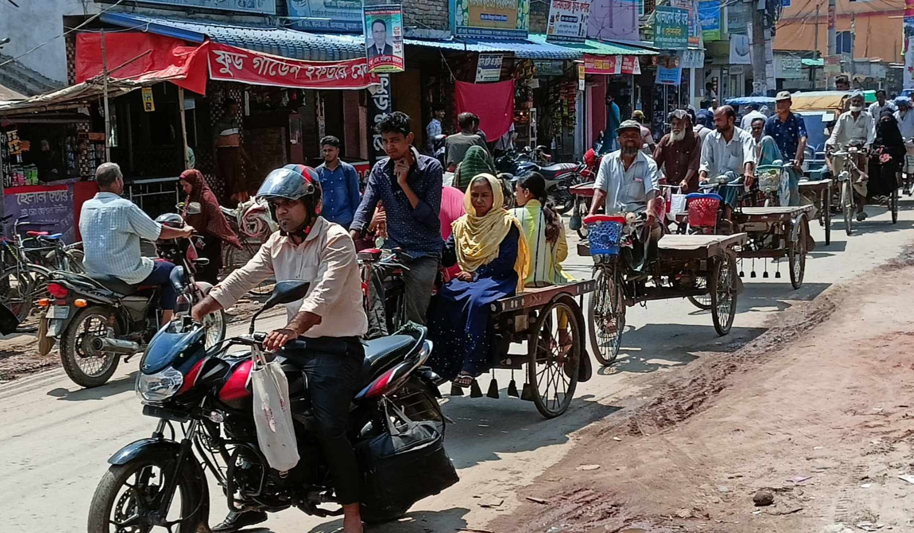 ইজিবাইক ও পাখিভ্যানের দখলে আলমডাঙ্গা শহর,যানজটে জনজীবনে ভোগান্তি