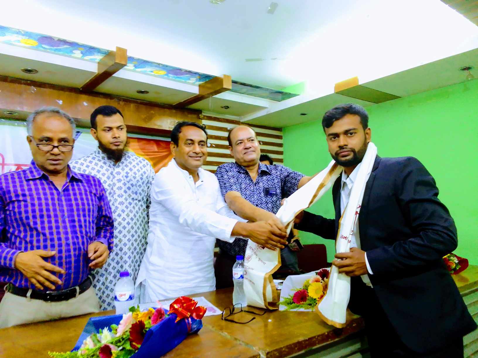 গুণীজন সংবর্ধনা পেলেন চুয়াডাঙ্গার কবি জাকারিয়া বরকত