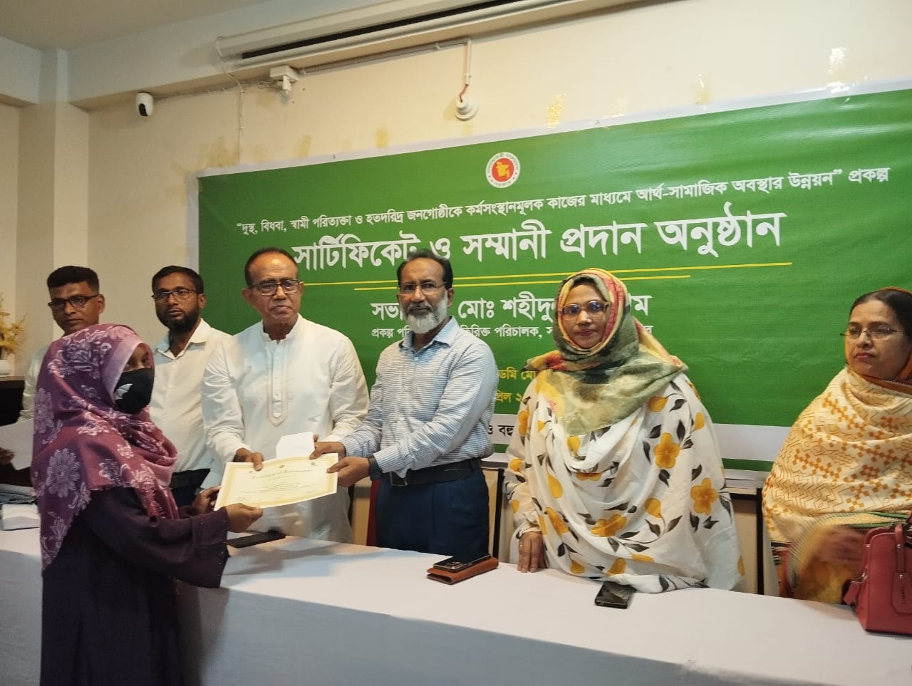 চুয়াডাঙ্গায় প্রশিক্ষণার্থীদের মাঝে সার্টিফিকেট বিতরণকালে মাহফুজুর রহমান মনজু