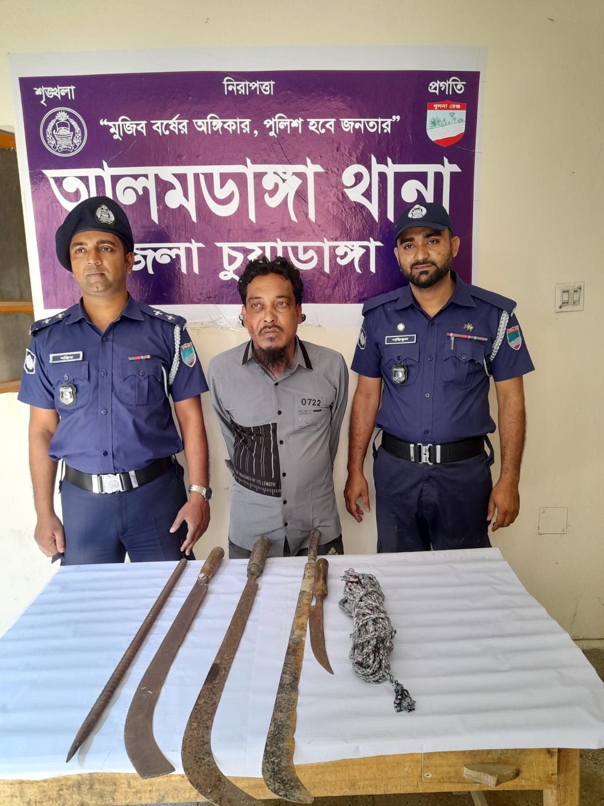 দেশীয় অস্ত্রসহ ১২ মামলার আসামি বোমা কালাম গ্রেপ্তার