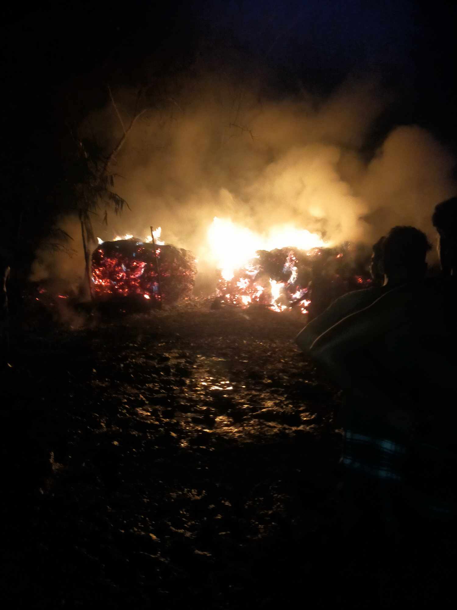 গড়াইটুপির সড়াবাড়ীয়ায় খড়ির গাদায় আগুন