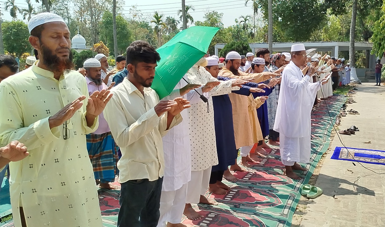 আলমডাঙ্গা ও ঝিনাইদহে বৃষ্টি প্রার্থনায় নামাজ আদায়