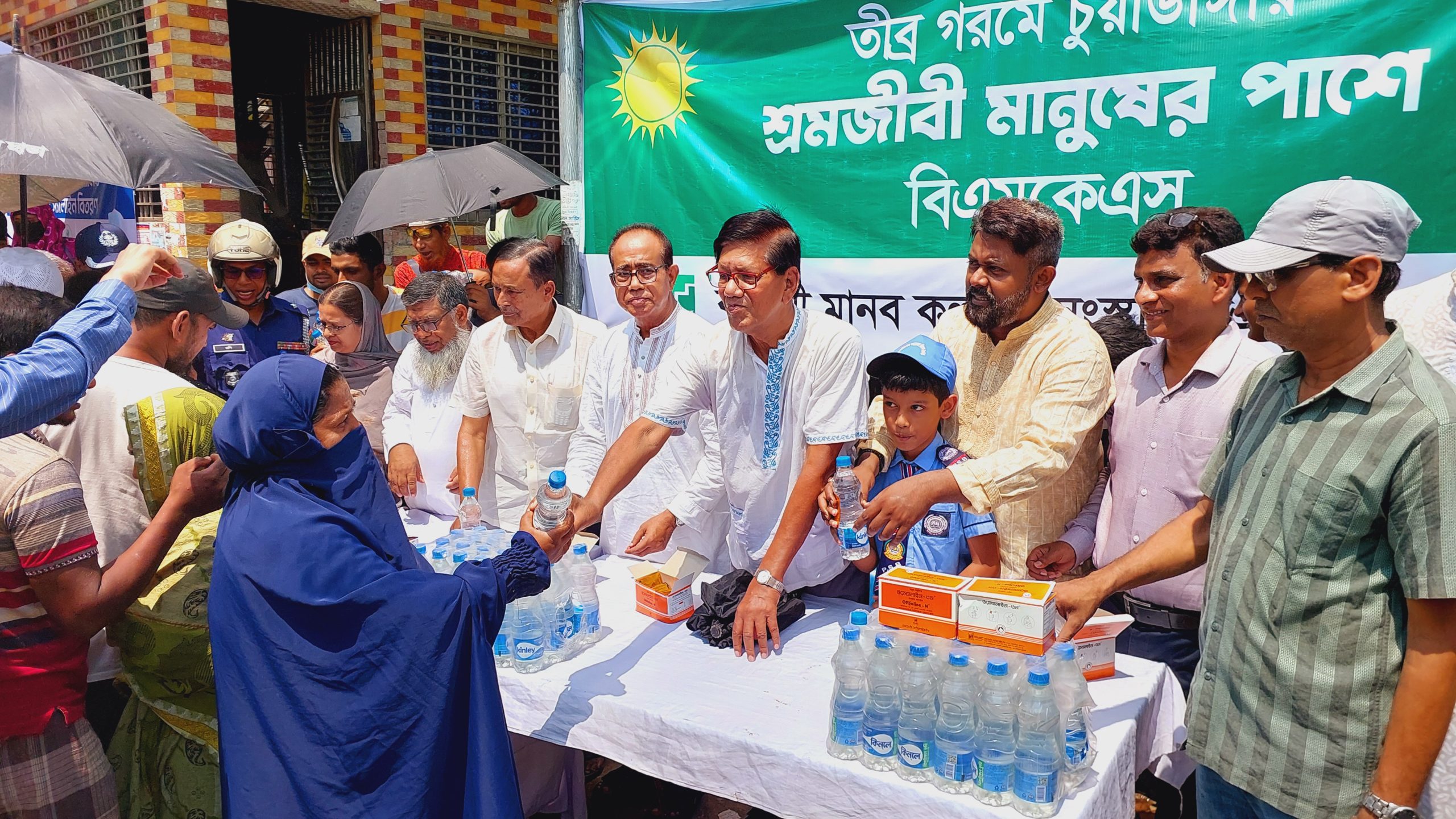 চুয়াডাঙ্গায় বহুমুখী মানবকল্যাণ সংস্থার খাবার পানি ও স্যালাইন বিতরণ