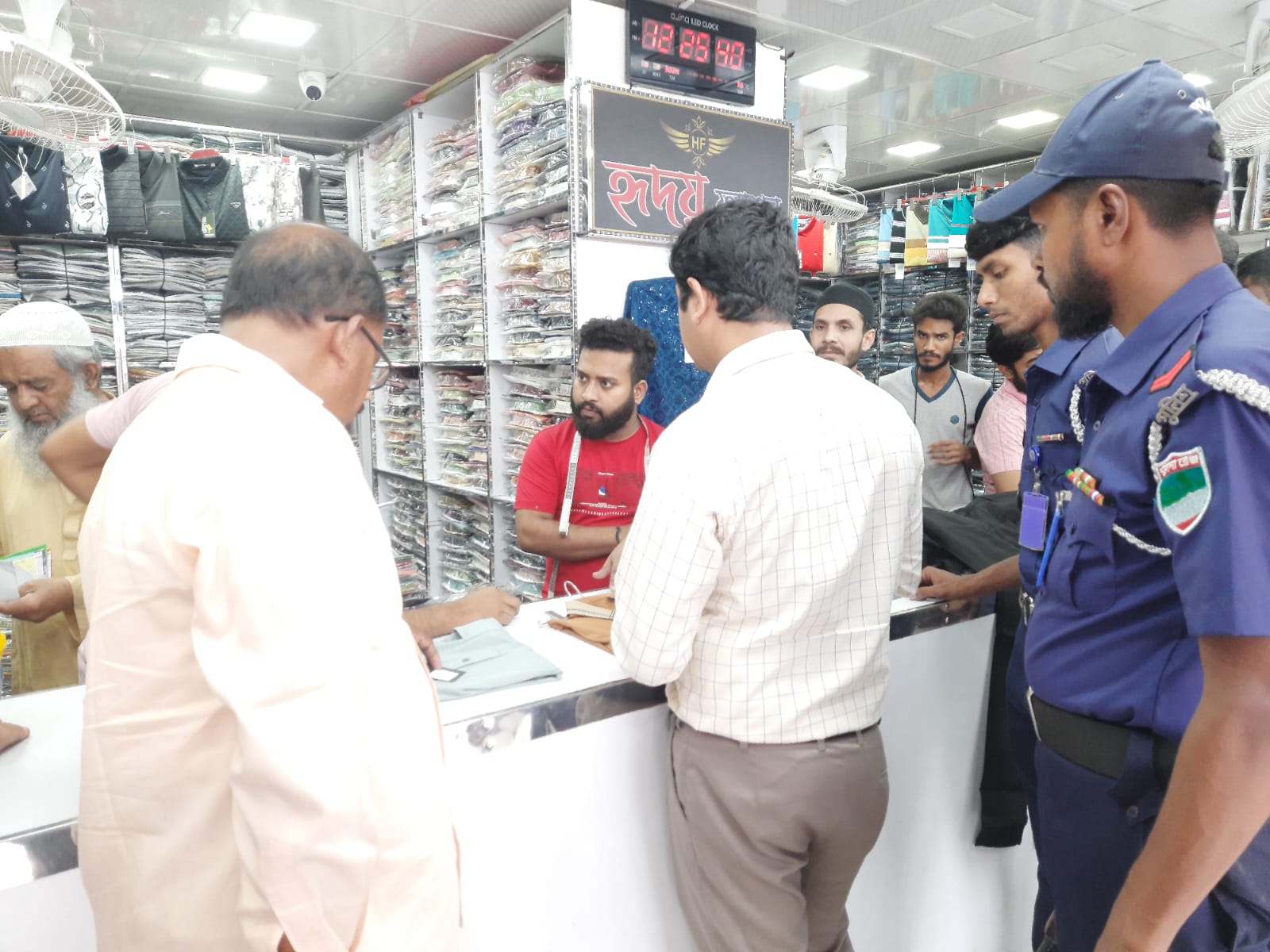 চুয়াডাঙ্গায় অভিযানের খবরে দোকান বন্ধ করে পালালেন ব্যবসায়ীরা