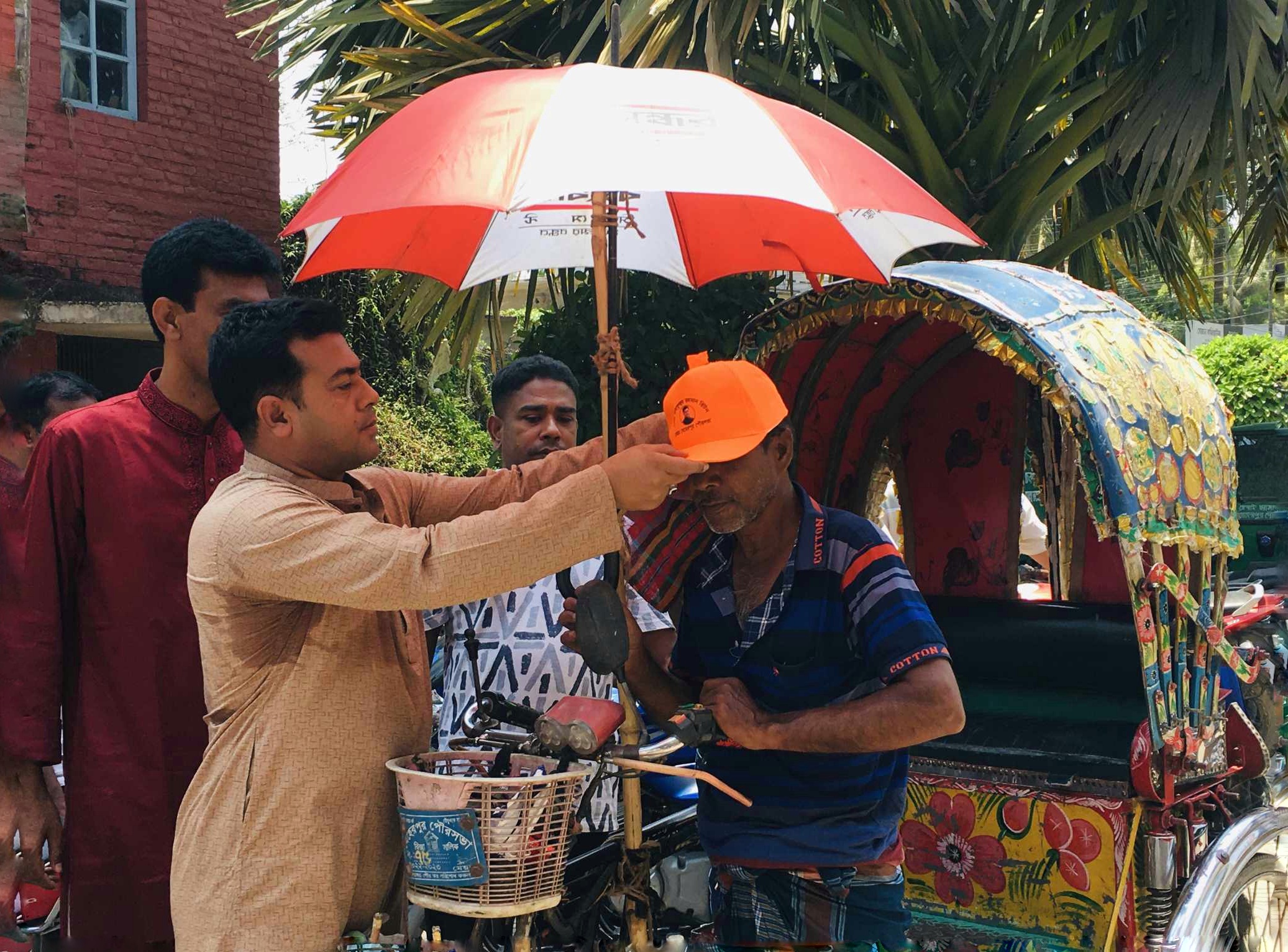 মেহেরপুরে পথচারীদের মধ্যে বিশুদ্ধ পানি, গামছা ও ক্যাপ বিতরণ