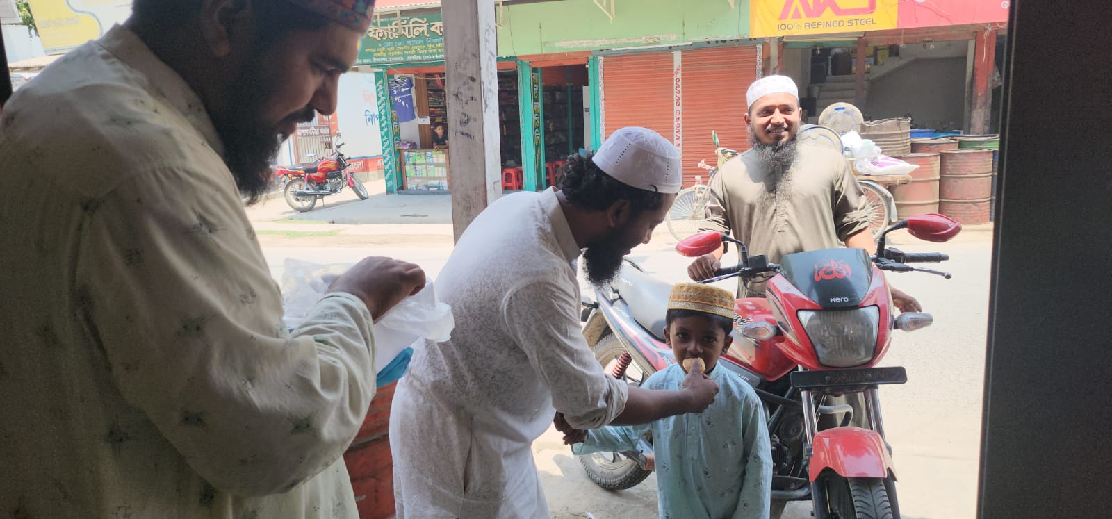 মামুনুল হকের মুক্তিতে আন্দুলবাড়ীয়ায় মিষ্টি বিতরণ