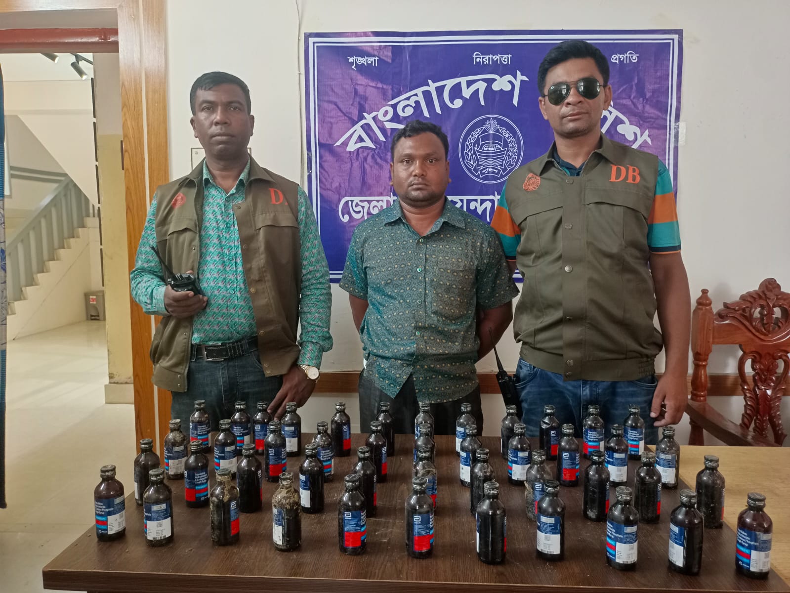 চুয়াডাঙ্গায় ১০৫ বোতল ফেনসিডিলসহ দুজন গ্রেপ্তার