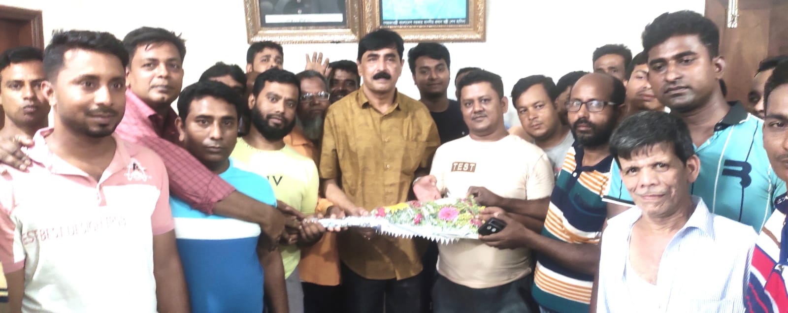 দামুড়হুদা উপজেলা নবনির্বাচিত চেয়ারম্যান বাবুকে ফুলেল শুভেচ্ছা
