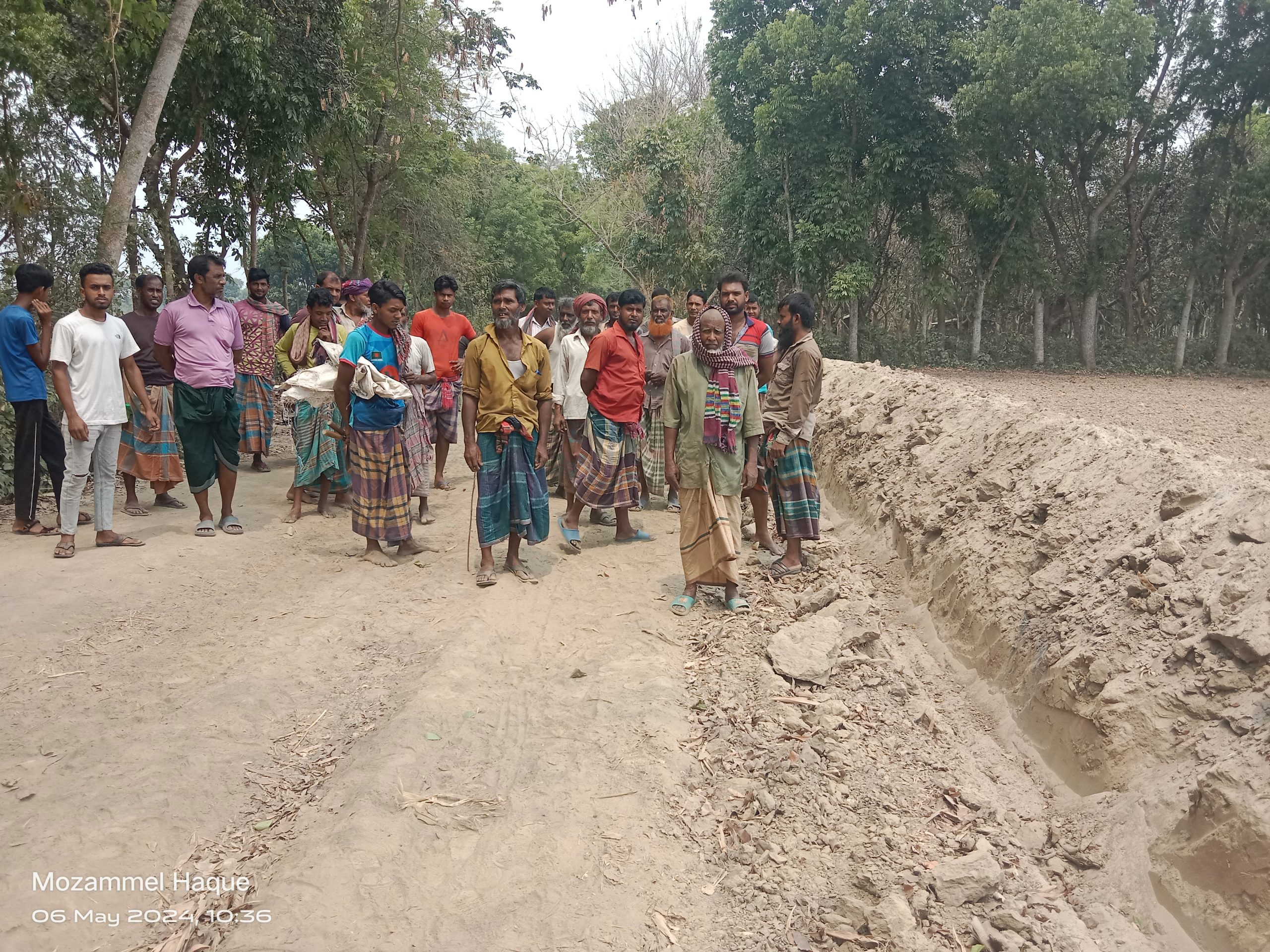 দামুড়হুদার গোপালপুরে সরকারি রাস্তায় ড্রেজার মেশিন দিয়ে দীর্ঘ গর্ত