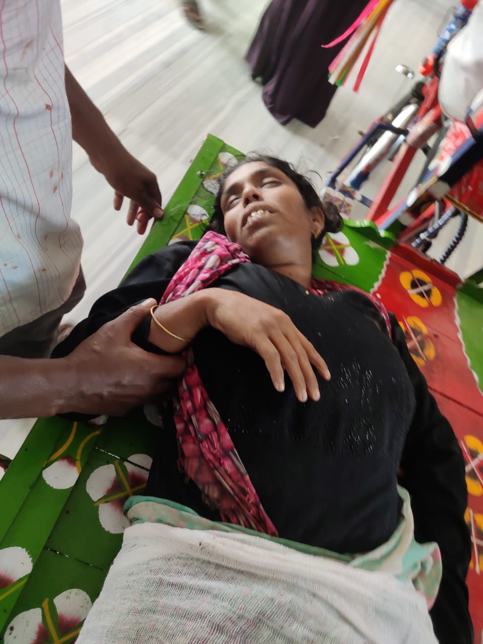 আলমডাঙ্গার মুন্সিগঞ্জে ট্রাকচাপায় নারীর মৃত্যু
