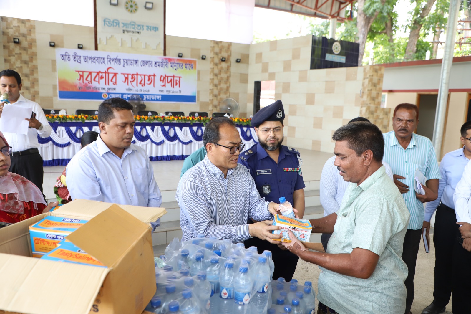 চুয়াডাঙ্গায় শ্রমজীবী মানুষের মাঝে সহায়তা প্রদানকালে ডিসি ড. কিসিঞ্জার চাকমা