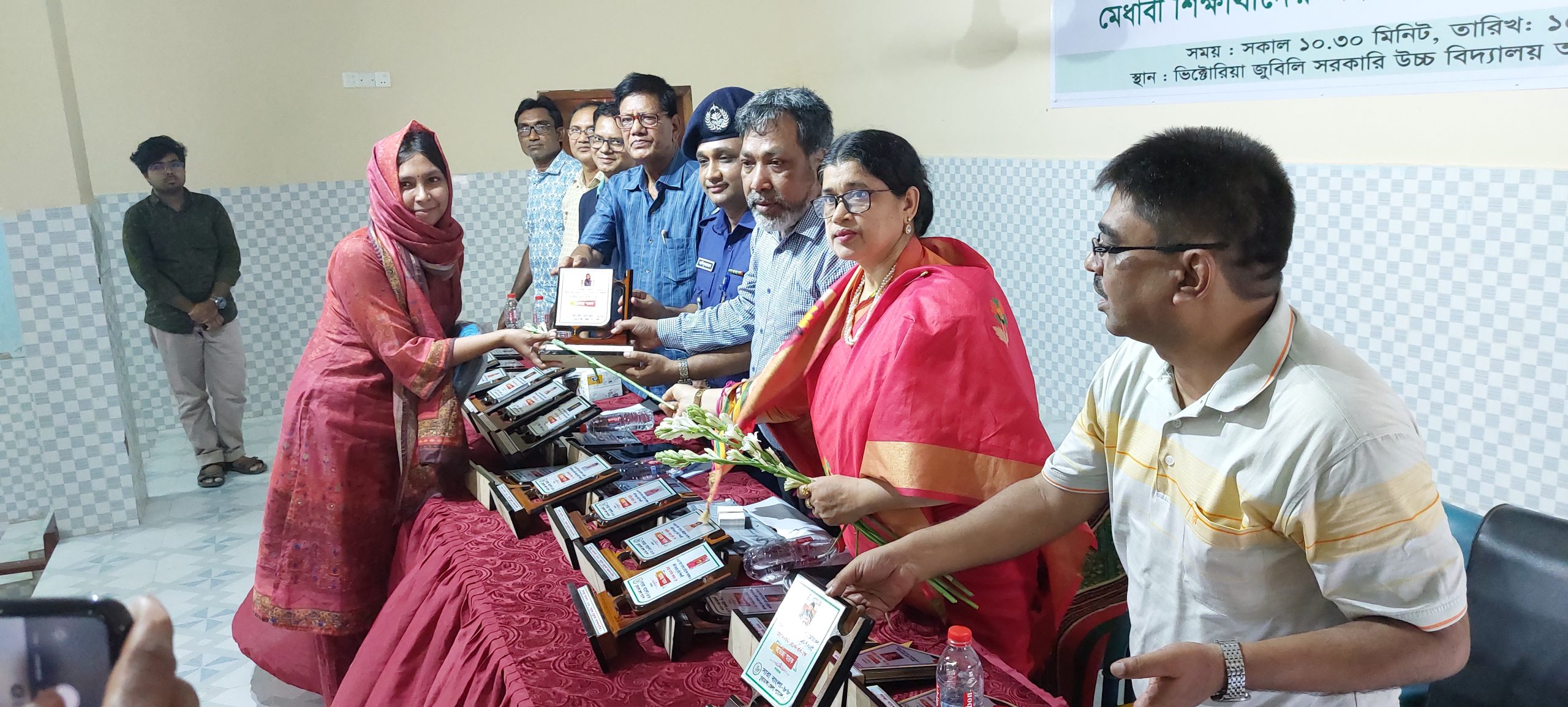 চুয়াডাঙ্গায় সারাবাংলা ৮৮ জেলা প্যানেলের উদ্যোগে মেধাবী শিক্ষার্থী ও চিকিৎসক বন্ধুকে সংবর্ধনা প্রদান