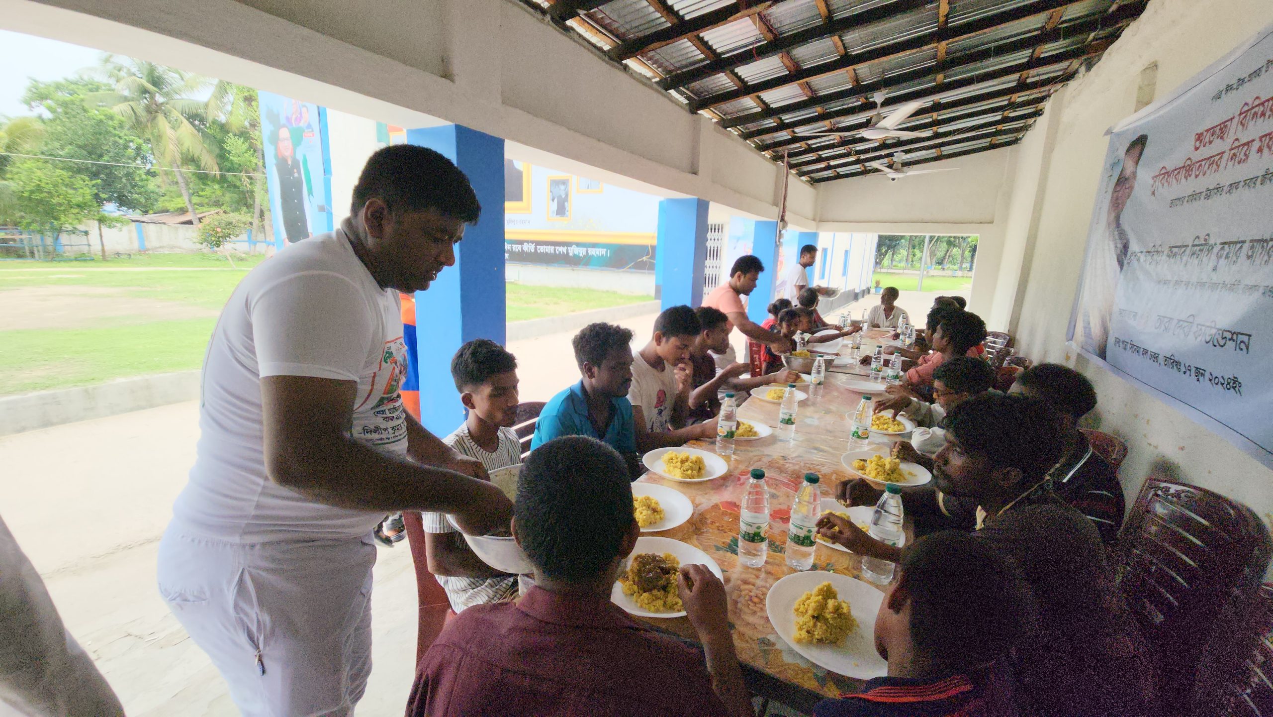 চুয়াডাঙ্গায় ঈদে ছিন্নমূল ও অসহায়দের মধ্যে উন্নতমানের খাবার পরিবেশন