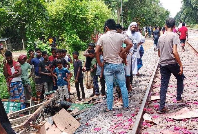 চুয়াডাঙ্গার গাইদঘাট ও ছোট দুধপাতিলায় পৃথক ট্রেন দুর্ঘটনা