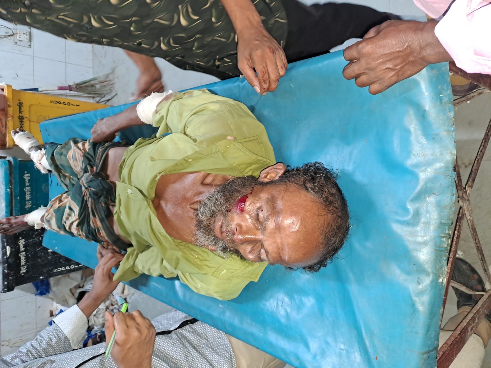 দামুড়হুদায় মোটরসাইকেলের ধাক্কায় ভ্যানচালকের মৃত্যু