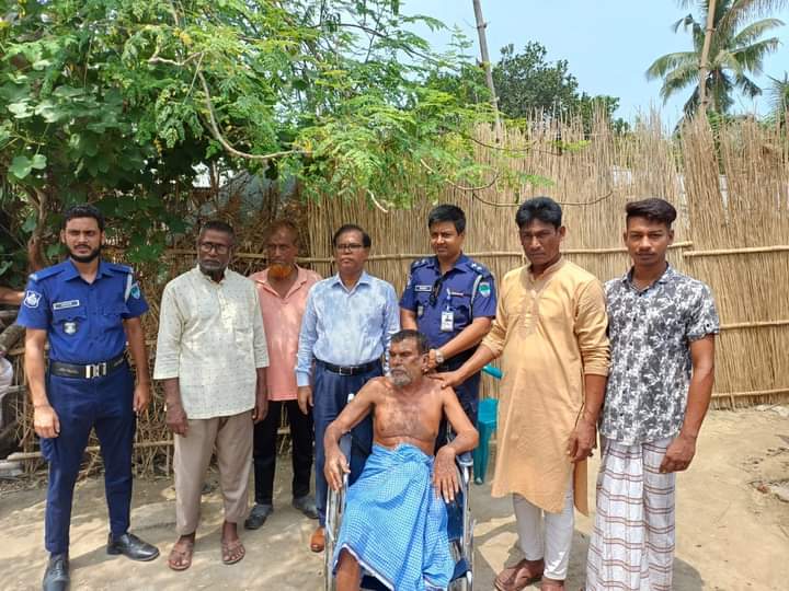 প্রতিবন্ধীকে হুইল চেয়ার দিলেন অবসরপ্রাপ্ত আর্মি সদস্যরা