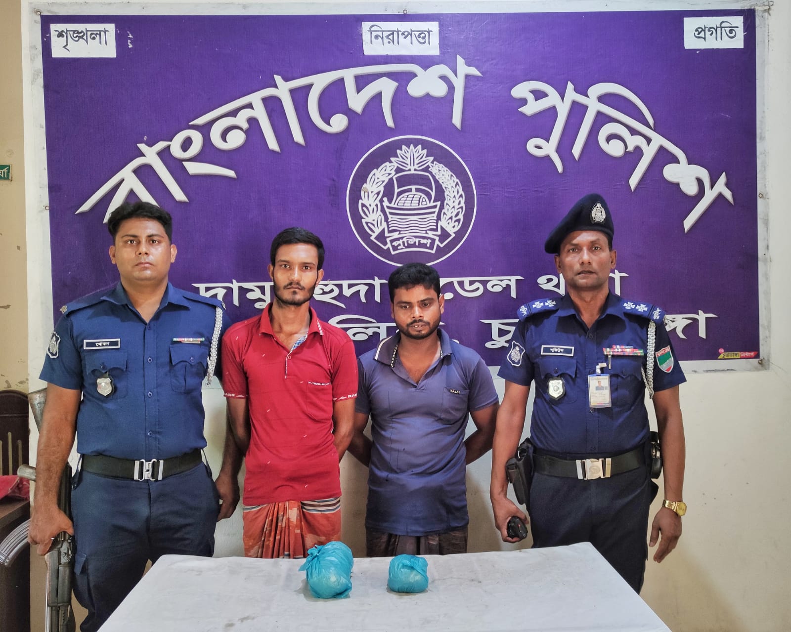 দামুড়হুদায় ১ কেজি গাঁজাসহ তিনজন আটক