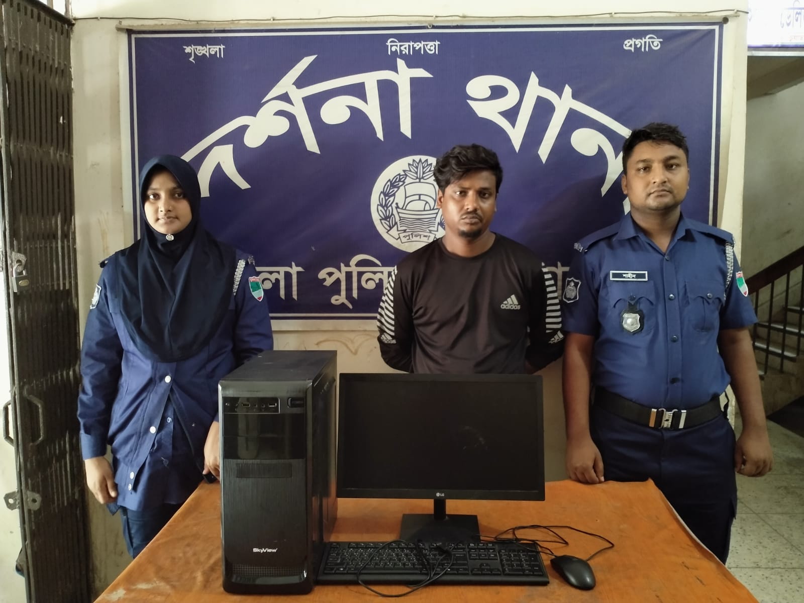 দর্শনায় চুরি হওয়ায় কম্পিউটারসহ যুবক আটক