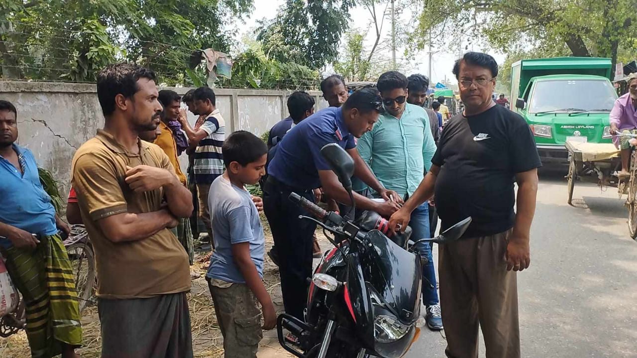 কার্পাসডাঙ্গায় লাইসেন্স বিহীন ২৭টি মোটরসাইকেল আটক
