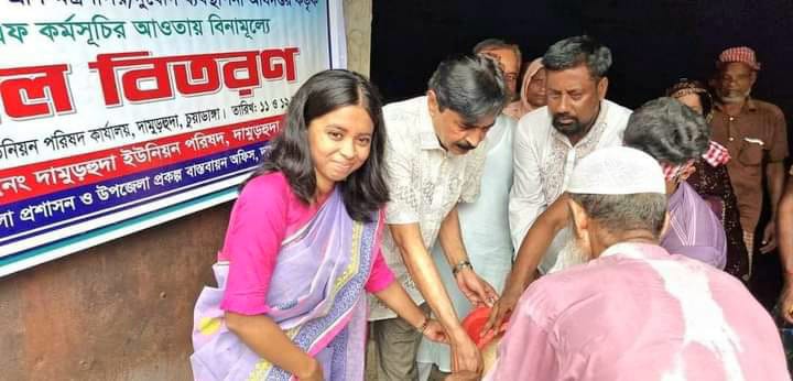 দামুড়হুদা সদর ইউনিয়নে দুস্থ মানুষের মাঝে চাল বিতরণ