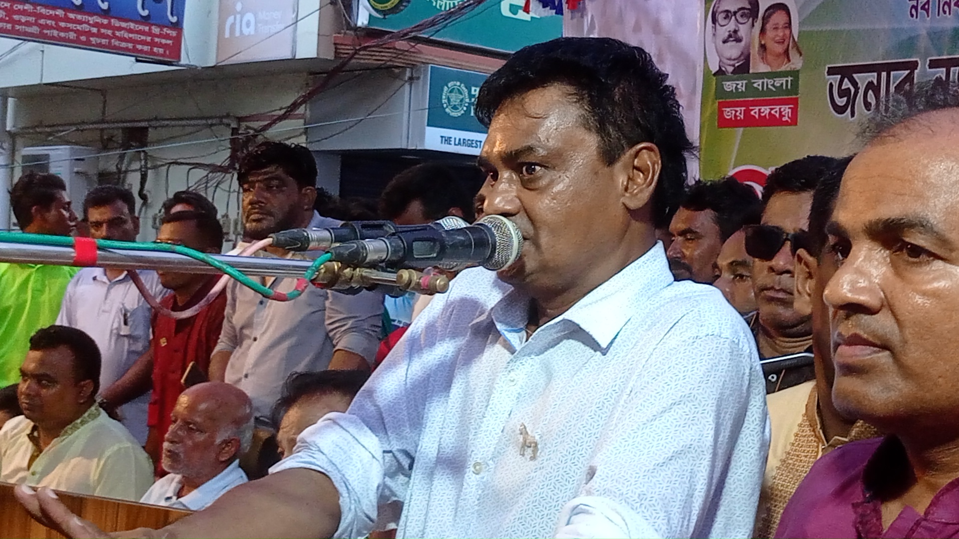 সরোজগঞ্জে গণসংবর্ধনা গ্রহণকালে সদর উপজেলা চেয়ারম্যান নঈম জোয়ার্দ্দার