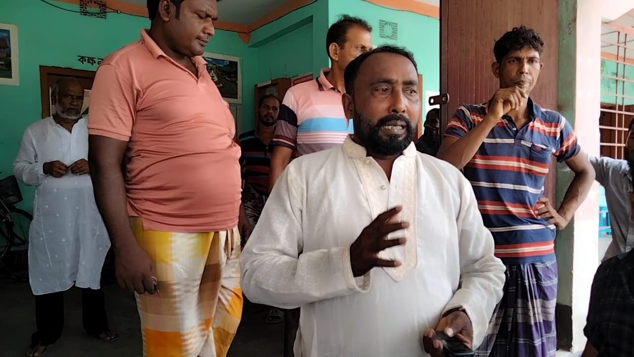 আলমডাঙ্গার আইলহাঁস ইউনিয়নে টিসিবি কার্ড বিতরণে অনিয়ম
