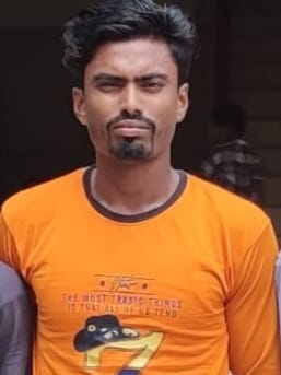 দামুড়হুদার রঘুনাথপুরে সড়কের ওপর গাছ ফেলে দুর্বৃত্তদের হানা