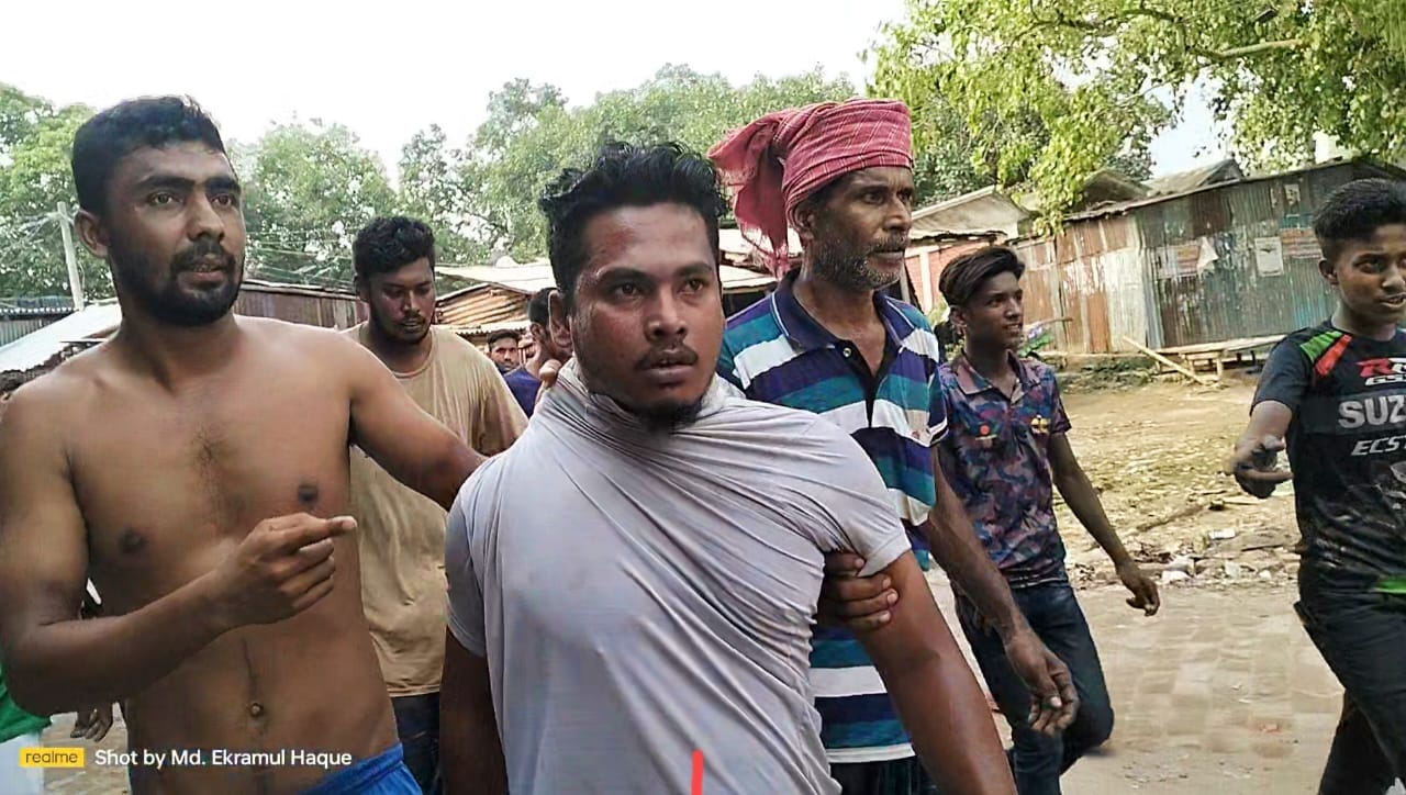 আটো রিকশার ব্যাটারি চুরির সময় হাতেনাতে যুবক আটক