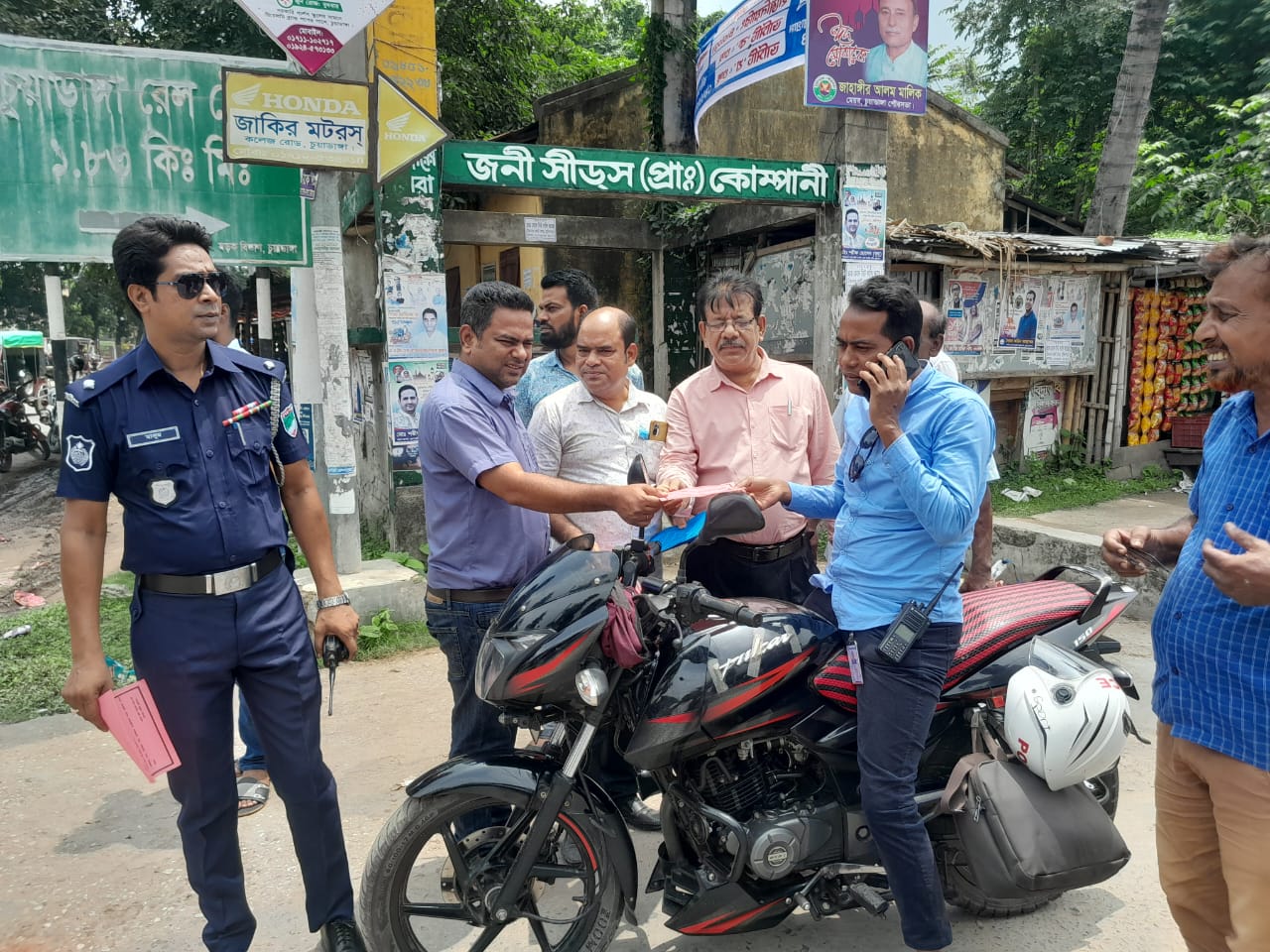 চুয়াডাঙ্গায় নিসচার উদ্যোগে সচেতনতামূলক লিফলেট বিতরণ