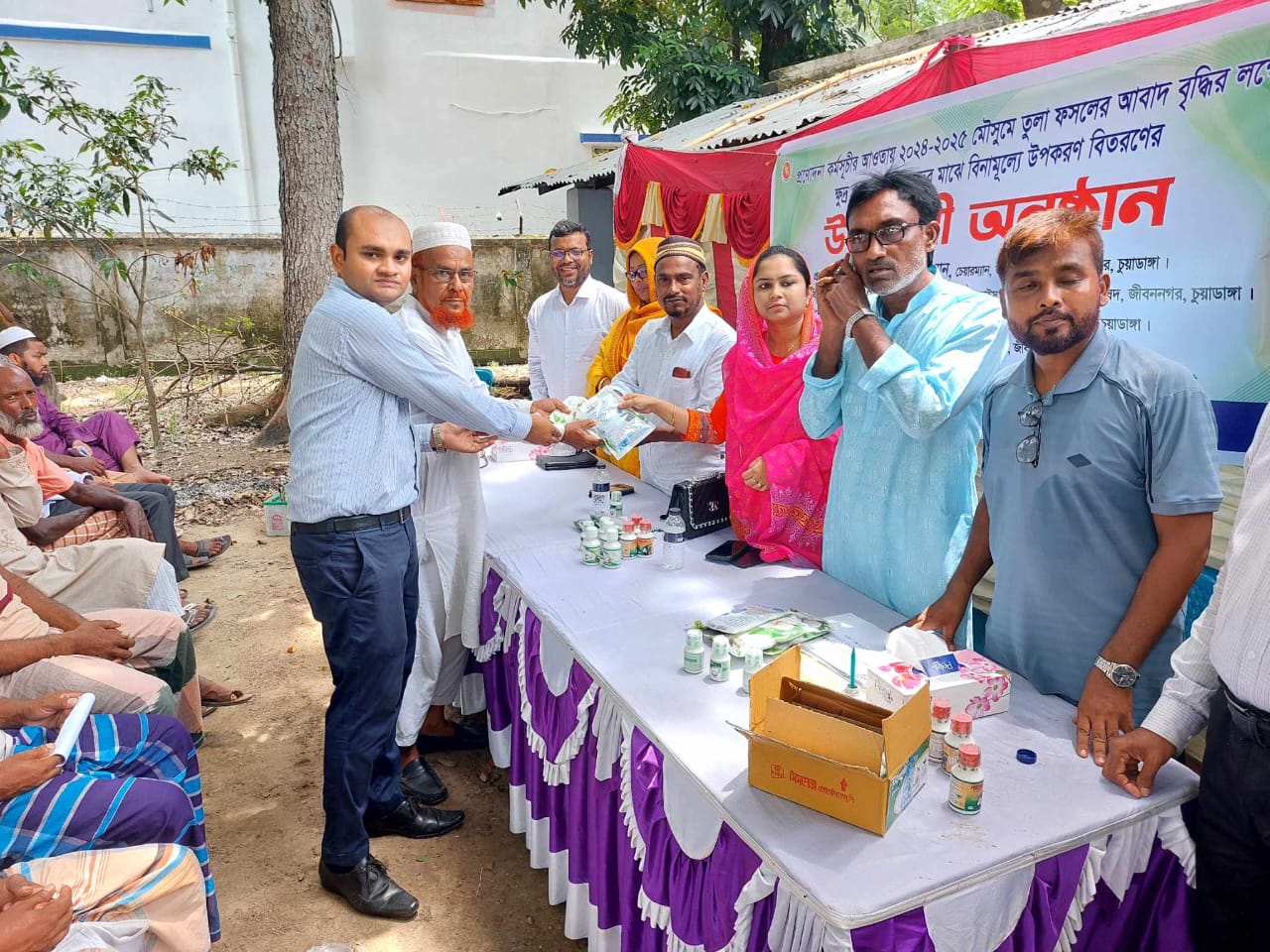 জীবননগরে কৃষকদের মাঝে প্রণোদনা বিতরণ