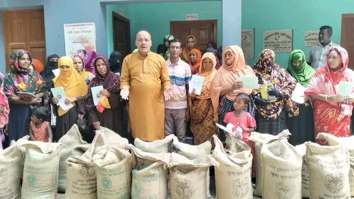 কার্পাসডাঙ্গায় ভিডব্লিউবি কার্ডধারীদের মাঝে চাল বিতরণ