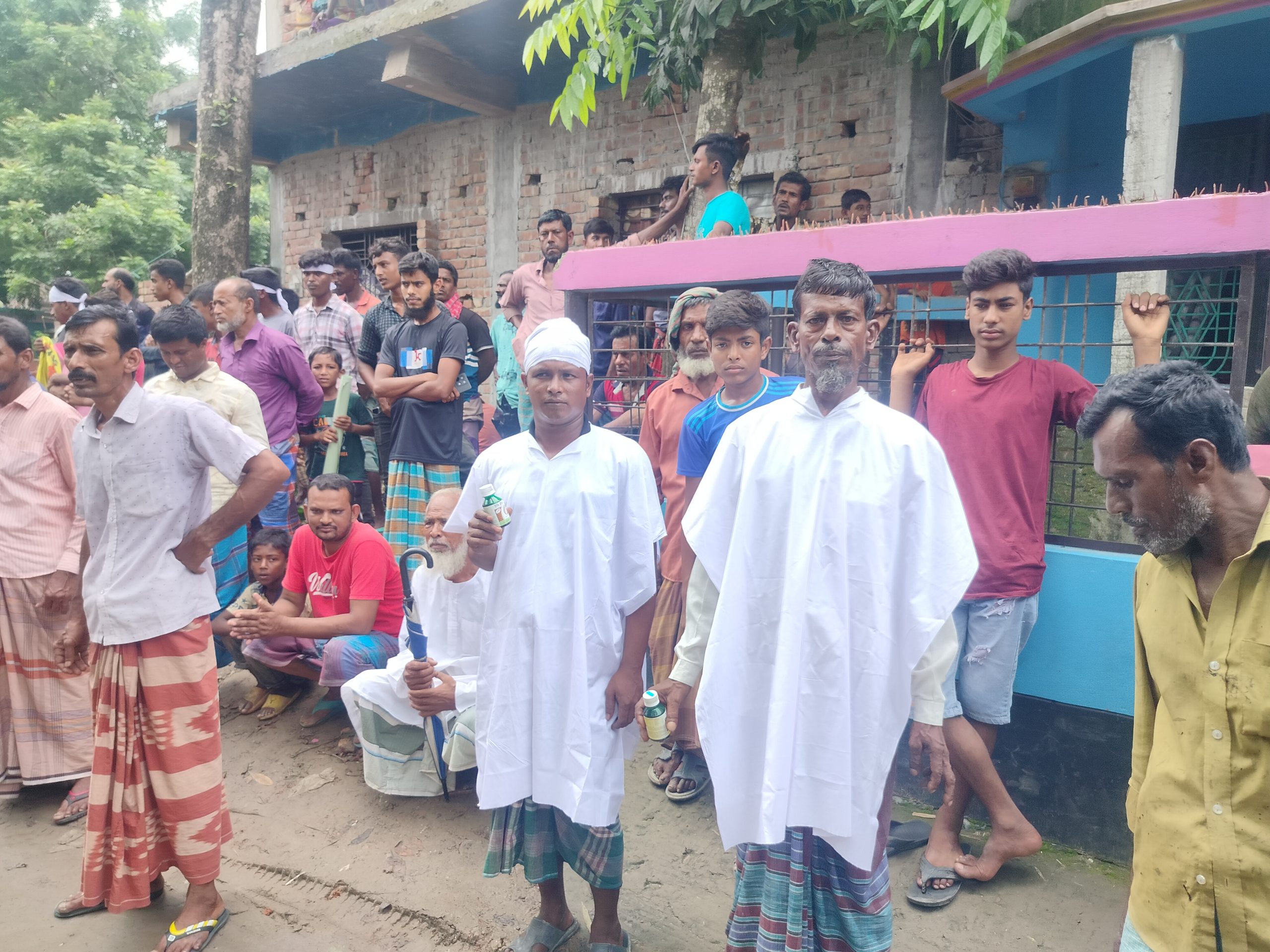 কাফন ও বিষের বোতল নিয়ে কৃষকদের মানববন্ধন-বিক্ষোভ