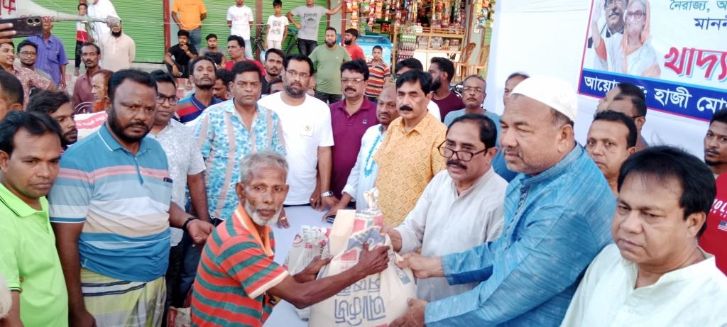 দর্শনায় অসহায় মানুষের মাঝে খাদ্যসামগ্রী বিতরণকালে এমপি টগর