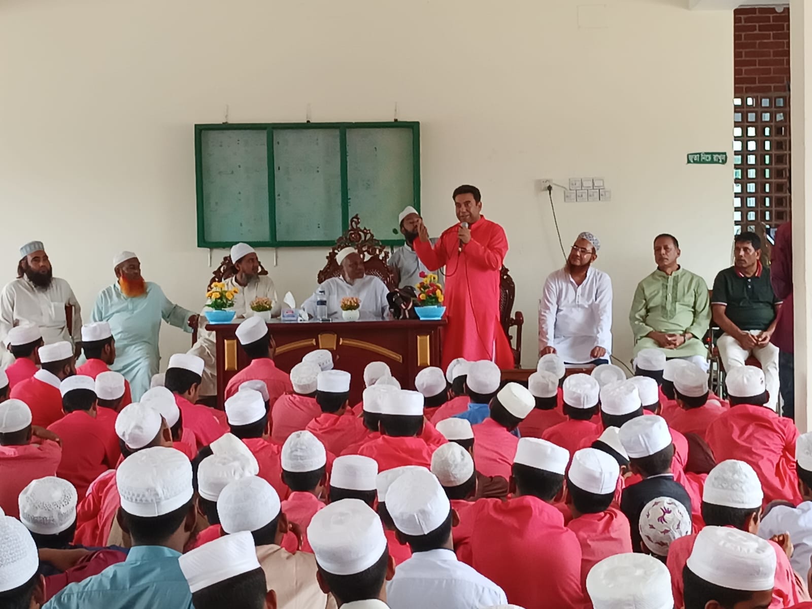 পাঁচকমলাপুর মাদ্রাসায় দোয়া ও কৃতি শিক্ষার্থীদের পুরস্কার প্রদানকালে সাহিদুজ্জামান টরিক