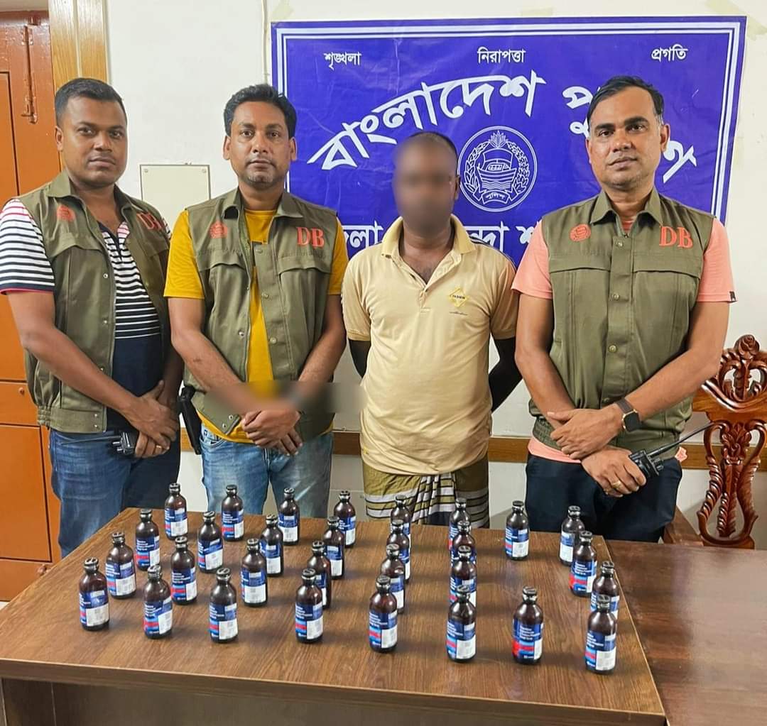 চুয়াডাঙ্গায় ৩০ বোতল ফেনসিডিলসহ যুবক আটক