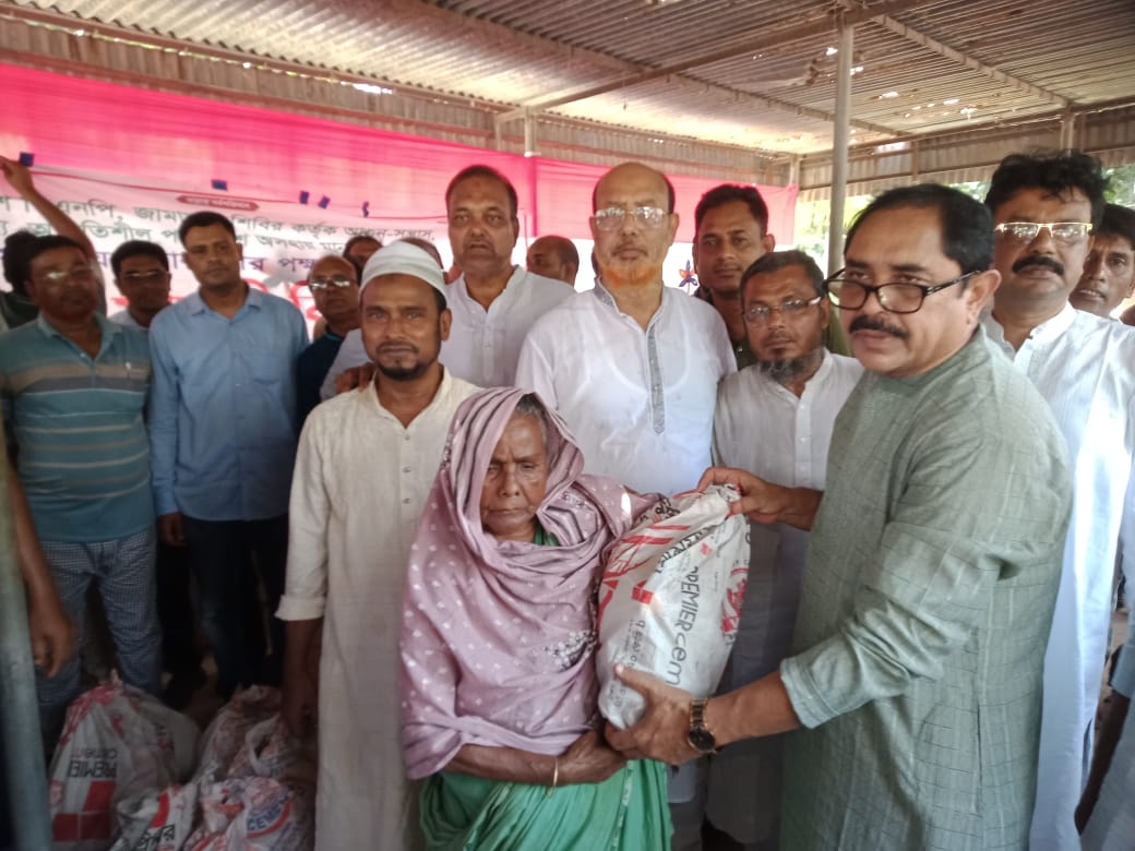 দামুড়হুদা ও জীবননগরে প্রধানমন্ত্রীর পক্ষ থেকে খাদ্যসামগ্রী বিতরণকালে এমপি টগর