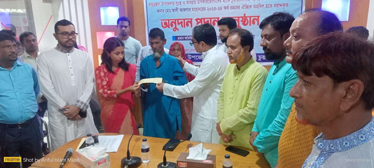 দামুড়হুদা ও জীবননগরে ঐচ্ছিক তহবিল থেকে অর্থসহায়তাকালে এমপি টগর