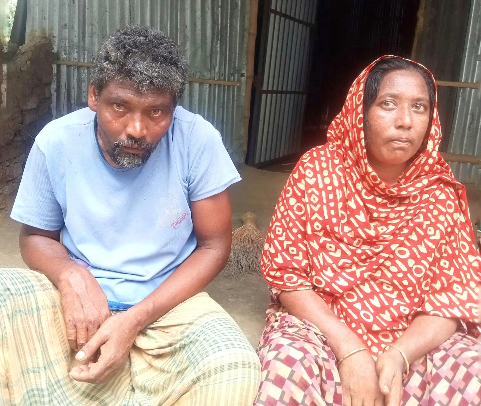 ভূমিহীন প্রতিবন্ধী দম্পতির মানবেতর জীবনযাপন
