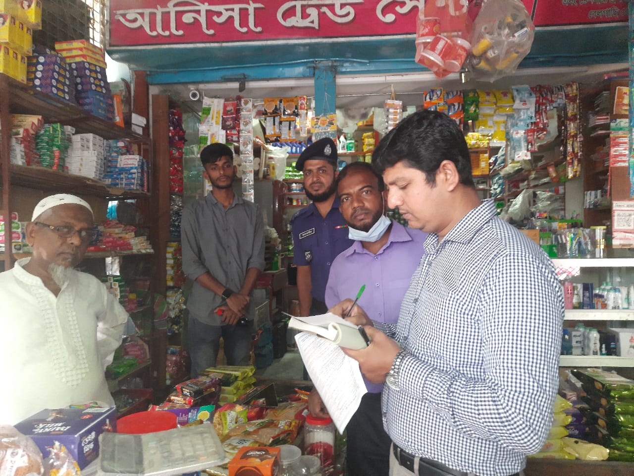 চুয়াডাঙ্গায় মেয়াদোত্তীর্ণ কোমল পানীয় ও কীটনাশক জব্দ